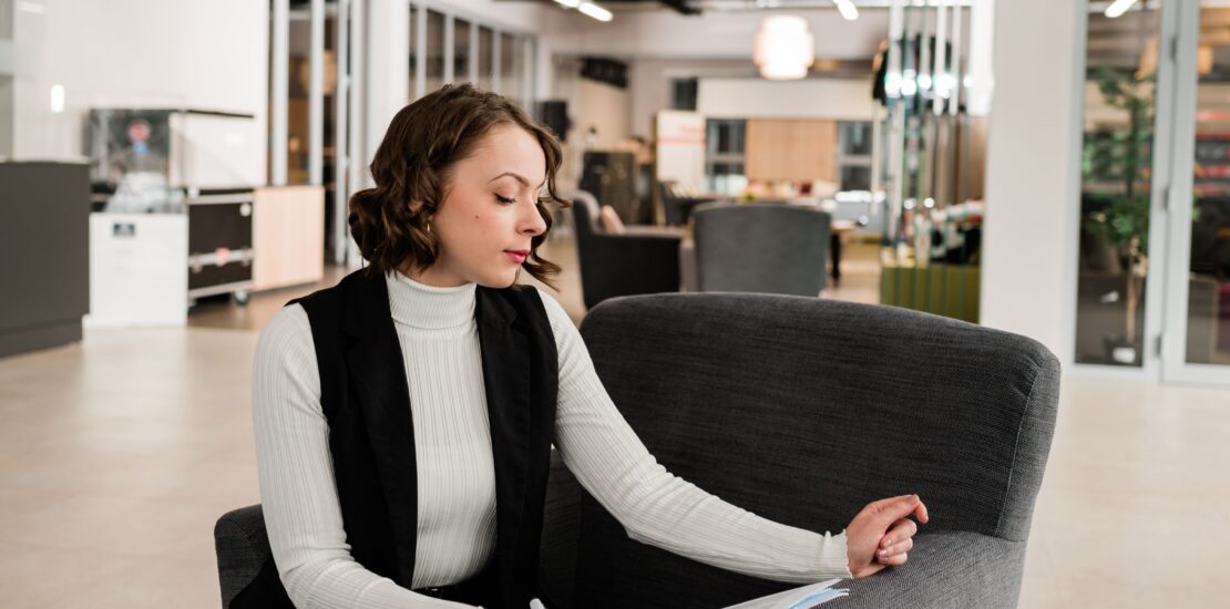 Biznis zena sjedi i cita dokumente